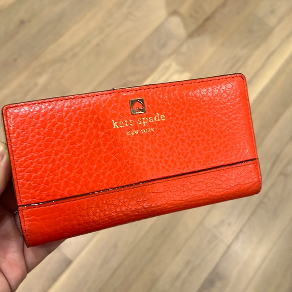Kate Spade Wallet! Great condition. Measures 6.5in x 3.5in